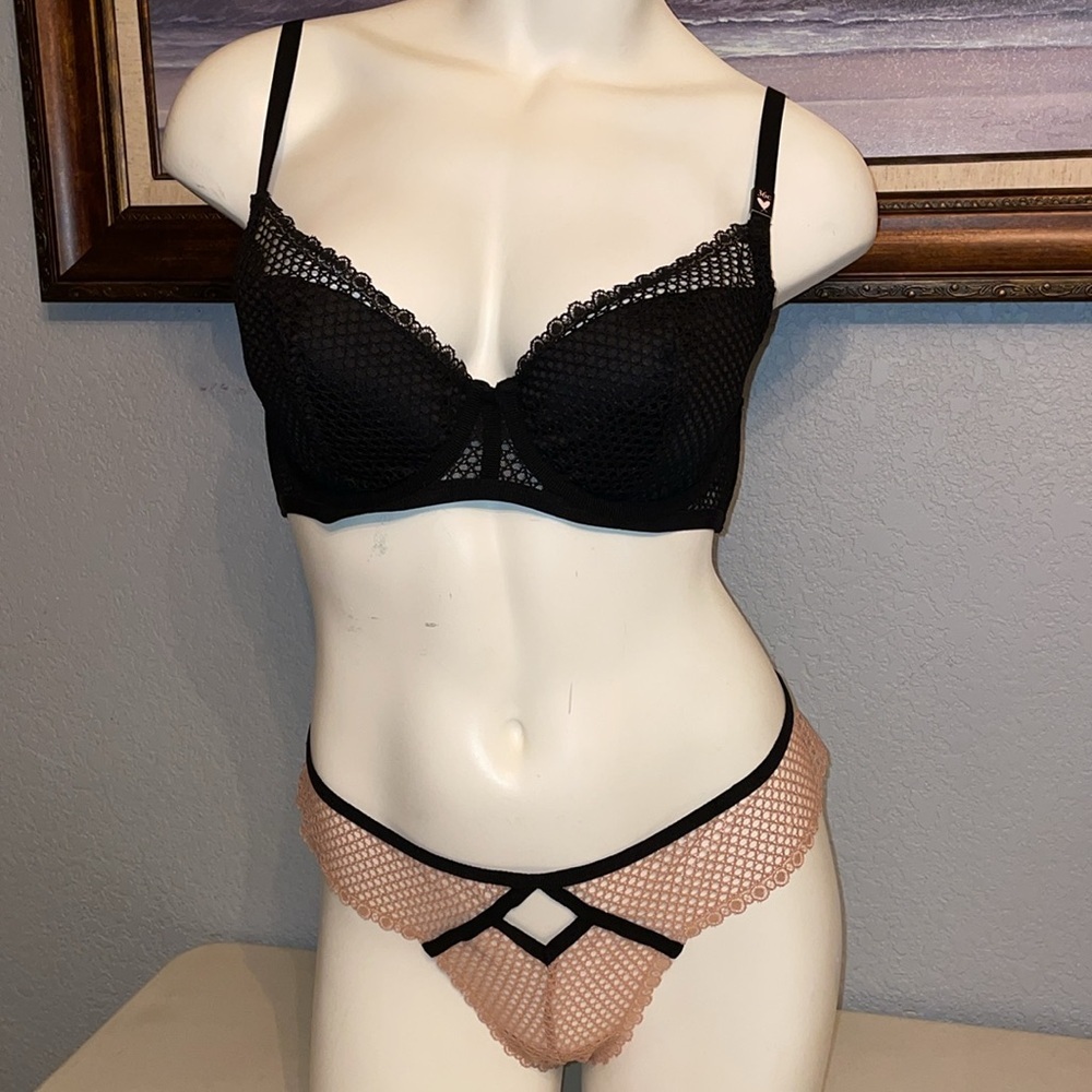 Victoria's Secret Bra VS Fishnet Plunge Bra VS Lace Bra Removable Padding 36C 🆕 - Picture 16 of 16